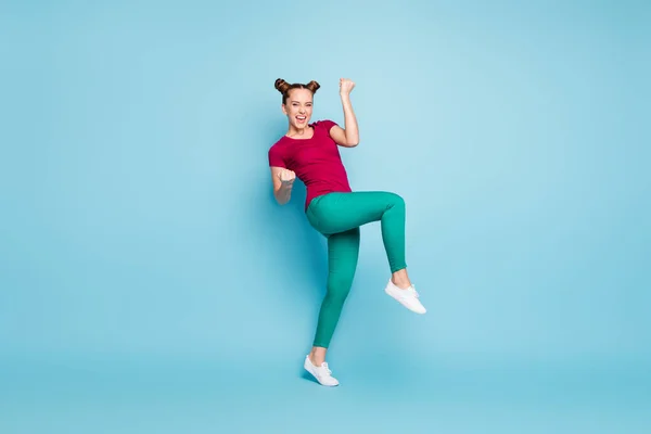 Фотографія повного розміру тіла весела біла дівчина в зелених штанях, що виражають позитивні емоції ізольовані на синьому пастельному кольоровому фоні — стокове фото