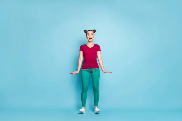 Pleine longueur taille du corps photo de joyeux joli mignon charmant jolie jeunesse portant pantalon tombant en arrière exprimant des émotions d'étonnement dans les chaussures isolées sur fond de couleur pastel — Photo