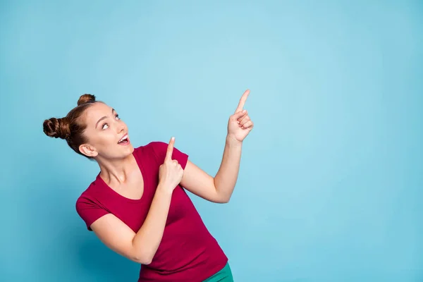 Foto van vrolijke positieve schattig vrij charmante vriendin wijzen naar lege ruimte glimlachen tandenwit geïsoleerd blauw pastel kleur achtergrond — Stockfoto