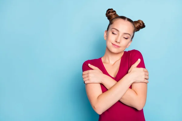 Foto de alegre positivo bonita chica encantadora abrazándose a sí misma con los ojos cerrados en el placer aislado sobre fondo de color pastel azul — Foto de Stock