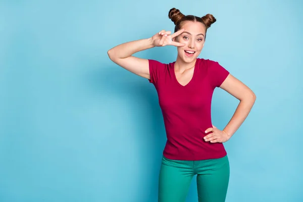 Foto van witte vrolijke schattig positief mooi vriendin glimlachen tandkundig dragen broek met de hand op taille tonen v-teken geïsoleerde pastel blauwe kleur achtergrond — Stockfoto