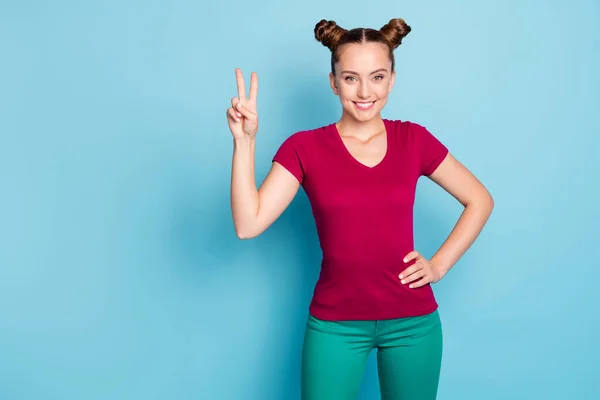 Foto di positivo allegro carino bello affascinante dolce ragazza che vi mostra v-segno sorridente isolato dentalmente su sfondo di colore blu pastello — Foto Stock