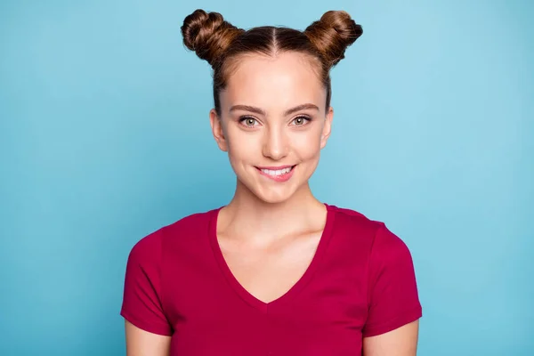 Foto di allegro positivo carino bella radiante fidanzata dentata guardando in macchina fotografica tentando voi mordendo il labbro inferiore isolato colore pastello sfondo — Foto Stock