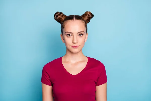 Retrato de lindo adorável olhar menina magnífica ouvir seus amigos universitários escola usar roupa borgonha isolado sobre fundo de cor azul — Fotografia de Stock