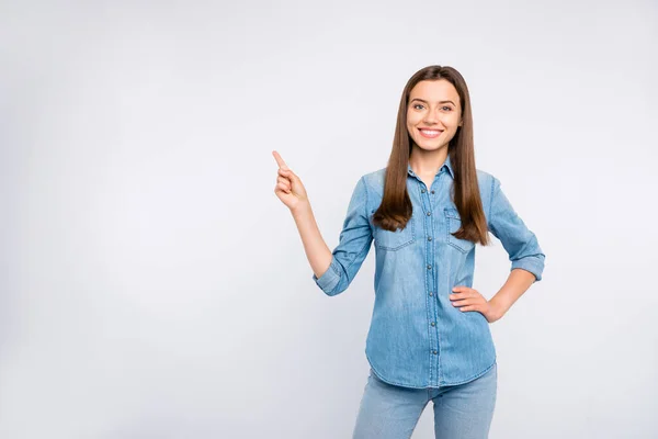 Pozitif bağımsız kız işaret parmağı işaret parmağı seçilen reklamların portresi beyaz arkaplan üzerine izole edilmiş günlük kıyafet giyilmesini önerir — Stok fotoğraf