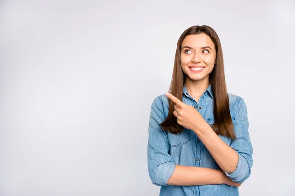 Retrato de la chica promotor fresco confianza mira anuncios disfrutar dedo índice de punto recomienda sugerir descuentos en ventas desgaste traje de estilo casual aislado sobre fondo de color blanco —  Fotos de Stock