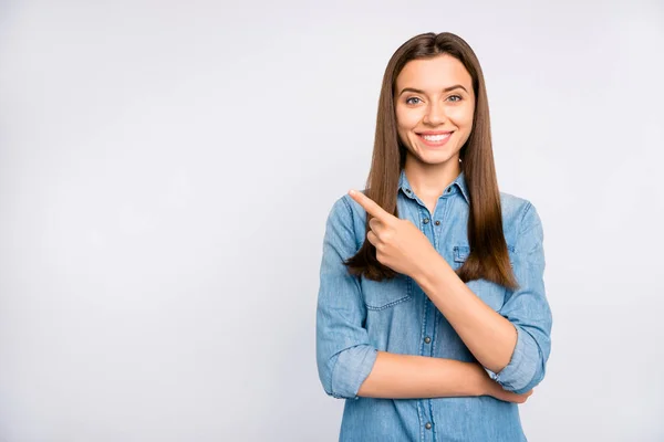 Portret van zelfverzekerde koele promoter meisje punt index vinger copyspace selecteren suggereren advertenties dragen casual stijl kleding geïsoleerd over witte kleur achtergrond — Stockfoto