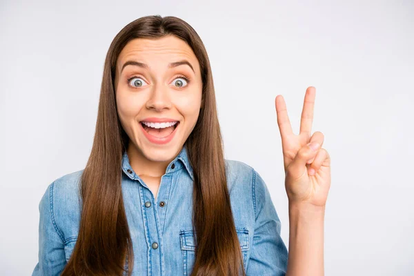 De cerca la foto de la chica divertida funky impresionado sorprendido divertirse en los fines de semana de verano conocer amigos saludar hacer v-signo de desgaste traje de estilo casual aislado sobre fondo de color blanco —  Fotos de Stock