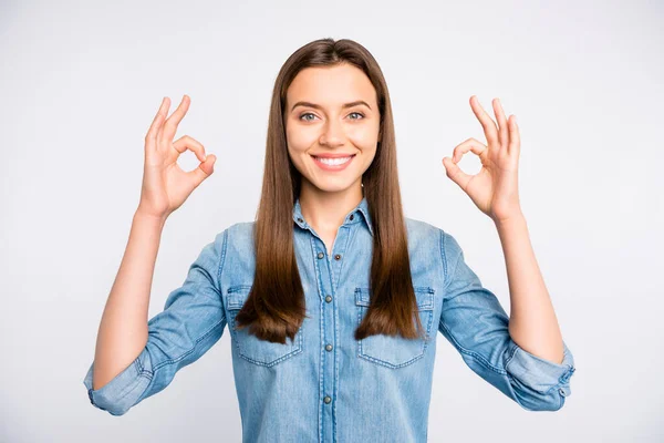 Retrato de confiante menina legal promotor mostrar duplo sinal ok recomendar anúncios selecione sugerir opção de desgaste casual estilo roupa isolada sobre fundo de cor branca — Fotografia de Stock