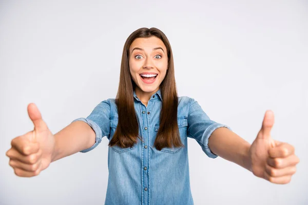 Retrato de engraçado menina promotor funky mostrar seu polegar para cima recomendo anúncios de vendas com desconto gritar wow omg usar roupa estilo casual isolado sobre fundo de cor branca — Fotografia de Stock