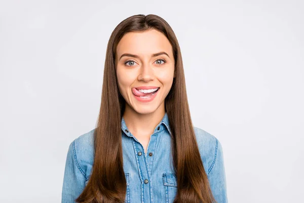 Porträt der positiven fröhlich funky Mann lecken ihre Lippen wollen leckere Mahlzeit Eis im Sommerurlaub tragen lässige Kleidung isoliert über weißen Farbhintergrund — Stockfoto