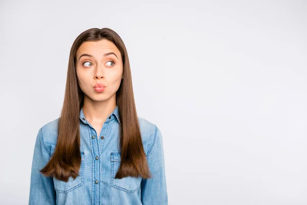 Retrato de engraçado funky doce menina olhar copyspace quer ouvir mais notícias segredo rumor fazer seus lábios despojado gordo desgaste casual estilo roupas isoladas sobre fundo de cor branca — Fotografia de Stock