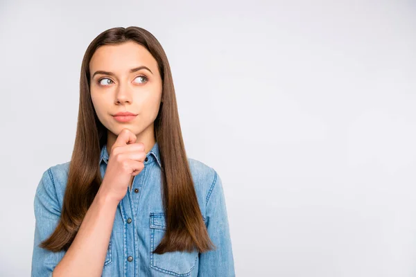 Hmm qué hacer... Retrato de chica interesada pensativa tocar su barbilla pensar en el estudio de problemas de aprendizaje tratar de decidir elegir la solución correcta desgaste casual estilo traje aislado color blanco fondo —  Fotos de Stock