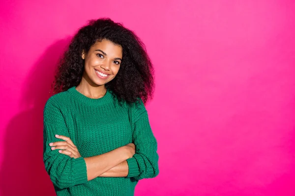 Πορτρέτο της αυτοπεποίθηση ανεξάρτητη δροσερό afro american κορίτσι σταυρό τα χέρια της θέλουν να είναι πραγματική επαγγελματίας επιχειρηματίας μπορεί να εργαστεί το χειμώνα φορούν πουλόβερ μόδας απομονώνονται σε ροζ χρώμα φόντο — Φωτογραφία Αρχείου