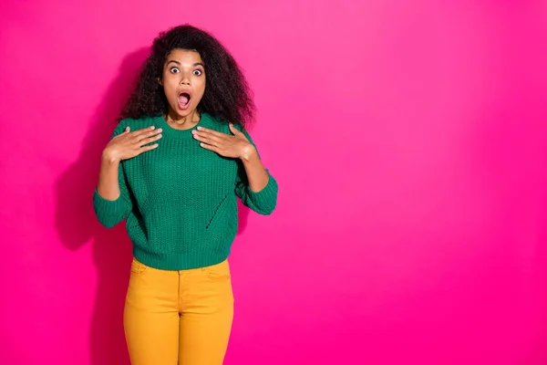 Portret zadziwionej dziewczyny wygląd usłyszeć słuchać wspaniałe wiadomości niewiarygodne nieoczekiwane informacje krzyczeć wow omg jesienią nosić zielony sweter żółte spodnie odizolowane różowy kolor tło — Zdjęcie stockowe