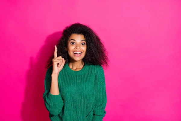 Omg, ho un'idea. Ritratto di stupito afro americano ragazza alzare indice dito hanno brillante soluzione scelta decisione in inverno indossare maglione verde isolato su sfondo di colore rosa — Foto Stock