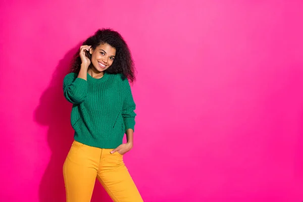 Πορτρέτο του χαρούμενα θετικά afro american κορίτσι απολαμβάνουν ελεύθερο χρόνο με τους φίλους της το φθινόπωρο να ακούσετε αισθάνονται περιεχόμενο φορούν πράσινο παντελόνι πουλόβερ απομονώνονται σε ροζ φόντο χρώμα — Φωτογραφία Αρχείου