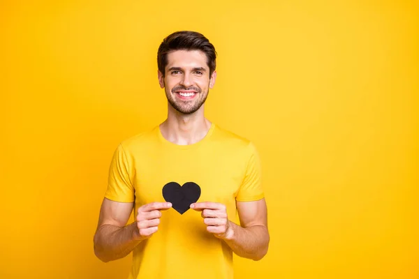 Retrato de su agradable atractivo alegre alegre cariñoso morena chico sosteniendo en las manos pequeño corazón negro como usted aislado sobre brillante brillo vivo vibrante color amarillo fondo — Foto de Stock