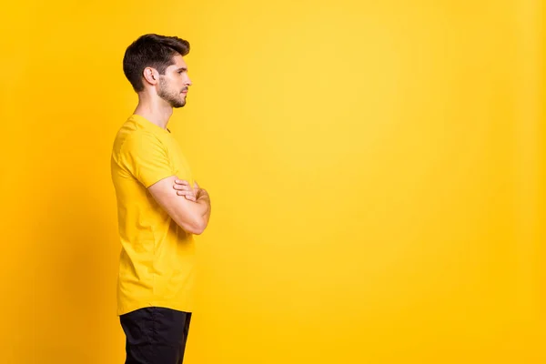 Profil boczny widok portret jego on ładne atrakcyjne spokojne poważne treści brązowłosy facet sobie koszulę składane ramiona copyspace izolowane na jasny żywy połysk żywy żółty kolor tło — Zdjęcie stockowe