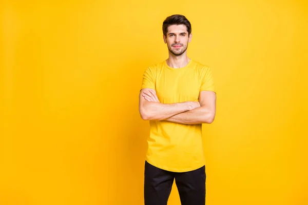 Portret jego miły atrakcyjny piękny spokojny zadowolony facet noszenie koszulka złożone ramiona odizolowane na jasny żywy połysk żywy żółty kolor tło — Zdjęcie stockowe