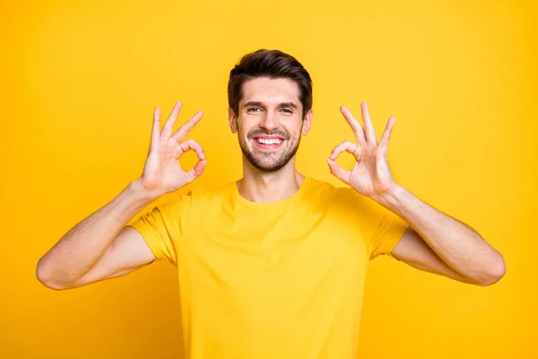 Närbild porträtt av hans han trevligt attraktivt innehåll glad glad glad kille bär tröja visar två ok-tecken beslut lösning isolerad över ljusa levande glans levande gul färg bakgrund — Stockfoto