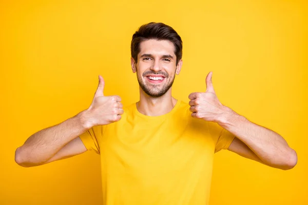 Foto av fantastiska macho kille höja tummen upp råda köparen cool kvalitet nya produkt uttrycka avtal bära casual t-shirt isolerad gul färg bakgrund — Stockfoto