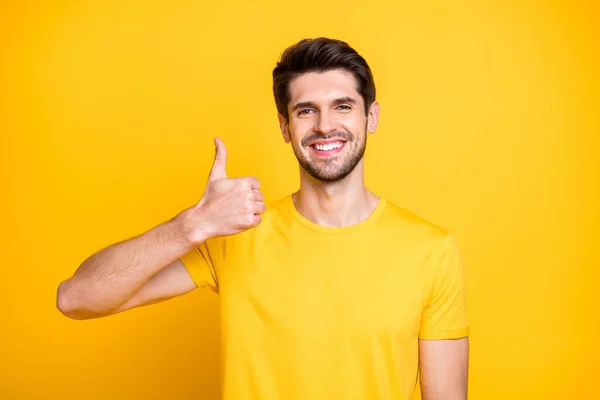 Close-up portret van zijn hij mooie aantrekkelijke vrolijke man dragen van tshirt tonen thumbup ad advertentie oplossing geïsoleerd over heldere levendige glans levendige gele kleur achtergrond — Stockfoto