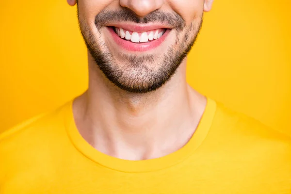 Zbliżenie przycięte zdjęcie niesamowite macho facet patrząc lustro badania zęby po dentystyczne laserowe czyszczenie nosić casual t-shirt odizolowany żółty kolor tło — Zdjęcie stockowe