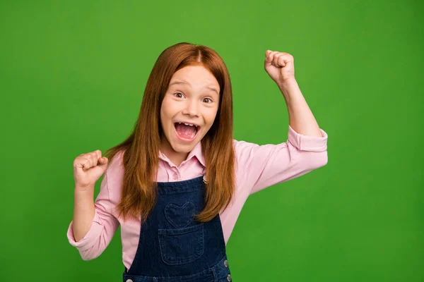 Fim de semana. Foto de pequeno estudante de gengibre na frente do quadro-negro celebrando exame final melhor resultado em classe desgaste ganga geral rosa camisa isolado fundo verde — Fotografia de Stock