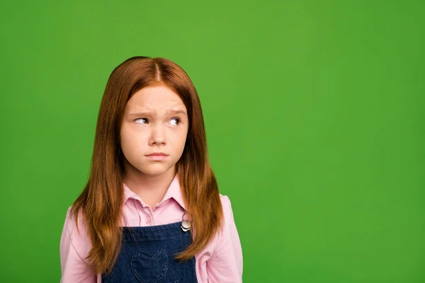 Foto close-up de pouco estudante de gengibre na frente do quadro-negro pensando sobre resposta pergunta do professor tem dúvidas usar jeans camisa rosa geral isolado fundo verde — Fotografia de Stock