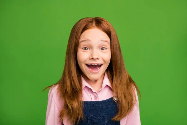 Foto de close-up da adorável criança da escola de gengibre na frente do quadro-negro primeiro estudar dia ver colegas de classe usar jeans camisa rosa geral isolado fundo verde — Fotografia de Stock