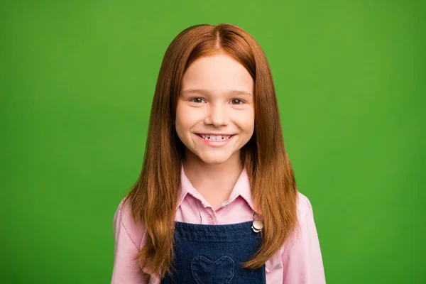 Κοντινό πλάνο φωτογραφία του αρκετά αξιολάτρευτο μικρό παιδί σχολείο τζίντζερ στέκεται μπροστά μαυροπίνακα πρώτη μελέτη τάξη φθορά denim συνολική ροζ πουκάμισο απομονώνονται σε πράσινο φόντο — Φωτογραφία Αρχείου