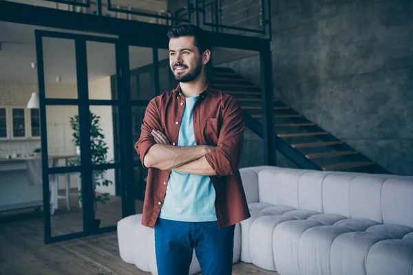 Perfil lado foto de positivo alegre barbudo chico real optimista empresario sueño que tendrá éxito empresa puesta en marcha cruz manos desgaste ropa de estilo casual en la casa en el interior loft — Foto de Stock