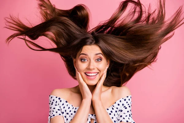 Foto di gioire godendo allegra ragazza attraente dopo i capelli è stato soffiato con espirare del suo fidanzato mentre isolato con sfondo vivido — Foto Stock