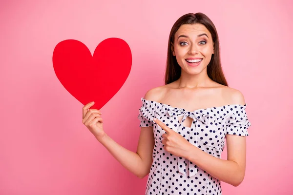 Foto di godere di gioia gioita allegra ragazza gentile felice di aver ricevuto regalo inaspettato da ammiratore segreto mentre isolato con sfondo rosa — Foto Stock