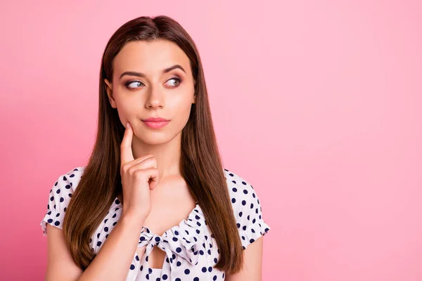 Close up foto de atraente linda linda mulher bonita olhando para seus amigos com descrença, enquanto isolado com fundo rosa — Fotografia de Stock