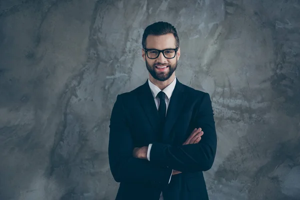 Retrato de chico alegre positivo experto líder verdadero cruz manos puede decidir la decisión correcta elegir elección usar ropa de moda con estilo aislado sobre fondo de color gris —  Fotos de Stock