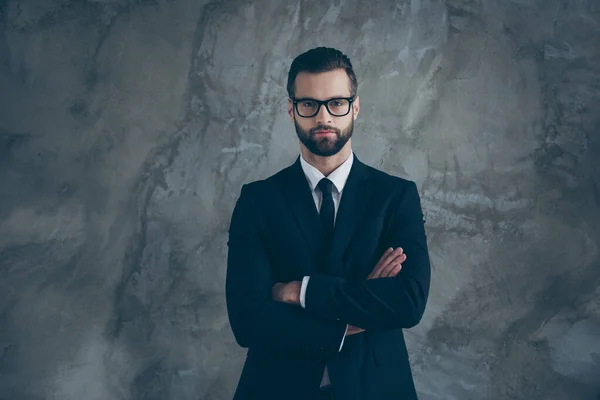 Retrato de hombre concentrado serio trabajador trabajo en gran enterprize grandes manos cruzadas listo decidir decisión elegir elección usar traje elegante ropa de trabajo negro aislado sobre fondo de color gris —  Fotos de Stock