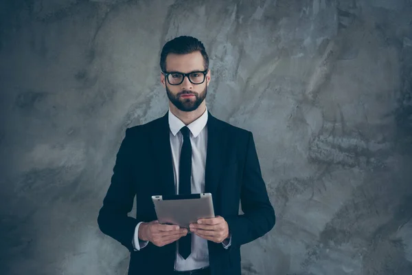똑똑 한 똑똑 한 사업가가 태블릿을 들고 시작 프레젠테이션을 시작하고 싶어 하는 사진 회색 배경에 고립된 유행하는 양복을 입고 — 스톡 사진