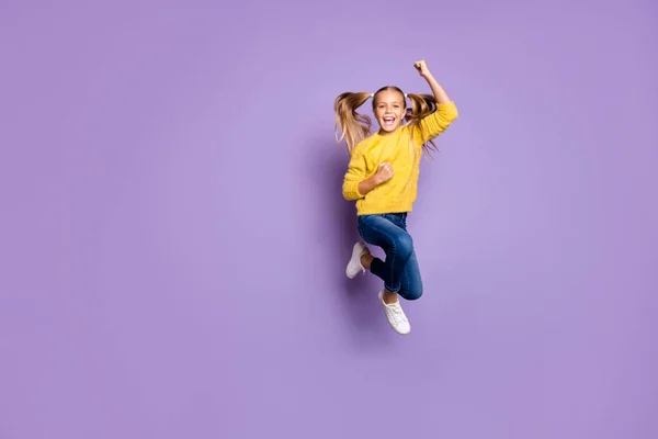 Foto de tamaño completo de niño extático salto ganar lotería levantar los puños grito sí usar ropa de estilo casual aislado sobre fondo de color violeta —  Fotos de Stock