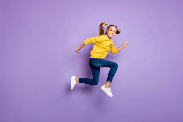 Celý tělo fotografie veselý sladké dítě skok běh po černé pátek smlouvá nosit ležérní styl oblečení izolované přes fialové barvy pozadí — Stock fotografie