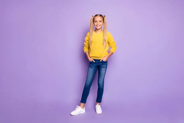 Foto de longitud completa de niño alegre positivo disfrutar del descanso relajarse poner manos vaqueros pie sobre fondo de color violeta —  Fotos de Stock