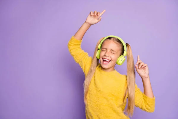 Porträt von lustig funky verrückt Kind Pause Spaß haben singen Lied verwenden grüne Headset Musik hören Tanz tragen stilvolle Pullover isoliert über lila Farbe Hintergrund — Stockfoto