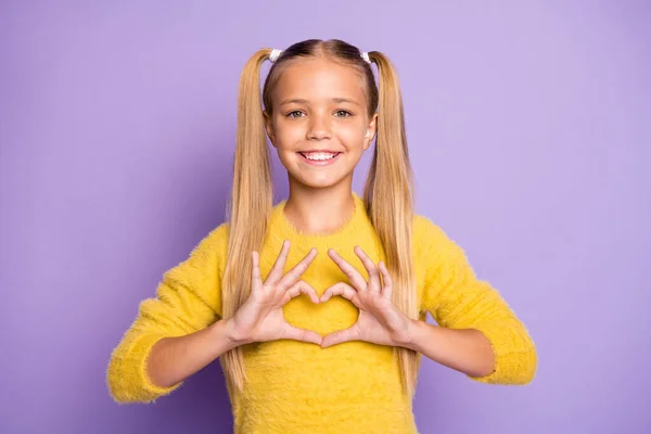 Foto de menina alegre positivo sorrindo toothily elegante moda mostrando sinal de forma do coração com dedos isolados fundo cor violeta pastel — Fotografia de Stock