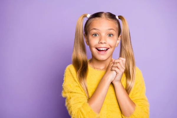 Foto av glada positiva söta flicka som uttrycker positiva känslor i ansiktet ler tandlöst med händerna vikta isolerade pastell violett färg bakgrund — Stockfoto