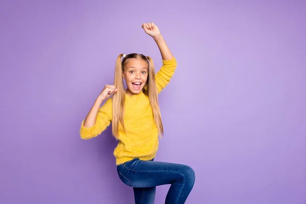 Foto de alegre positivo animado menina vestindo camisola amarela jeans jeans com espanto no rosto gritando isolado cor pastel fundo violeta — Fotografia de Stock