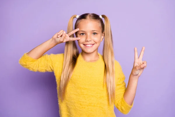 Foto de alegre preadolescente positivo que muestra doble v-signo de buen humor aislado pastle violeta color fondo —  Fotos de Stock