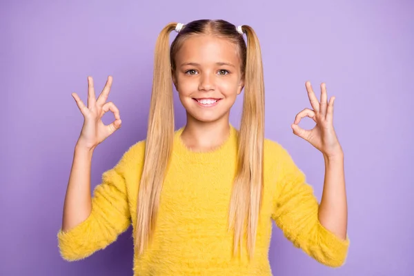 Retrato de criança legal alegre positiva futuro promotor mostrar sinal ok recomendo anúncios pegar dicas de vendas usar pulôver amarelo isolado sobre fundo cor violeta — Fotografia de Stock