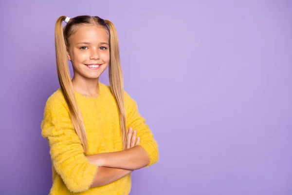 Foto girada de positivo fresco alegre niño futuro profesional cruz sus manos buen aspecto desgaste jersey amarillo aislado sobre fondo de color púrpura —  Fotos de Stock