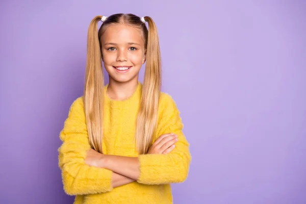 Портрет впевненої чарівної дитини майбутній професійний хрест її руки відчувають відвертий настрій одягнутий жовтий джемпер ізольований на фіолетовому фіолетовому кольоровому фоні — стокове фото